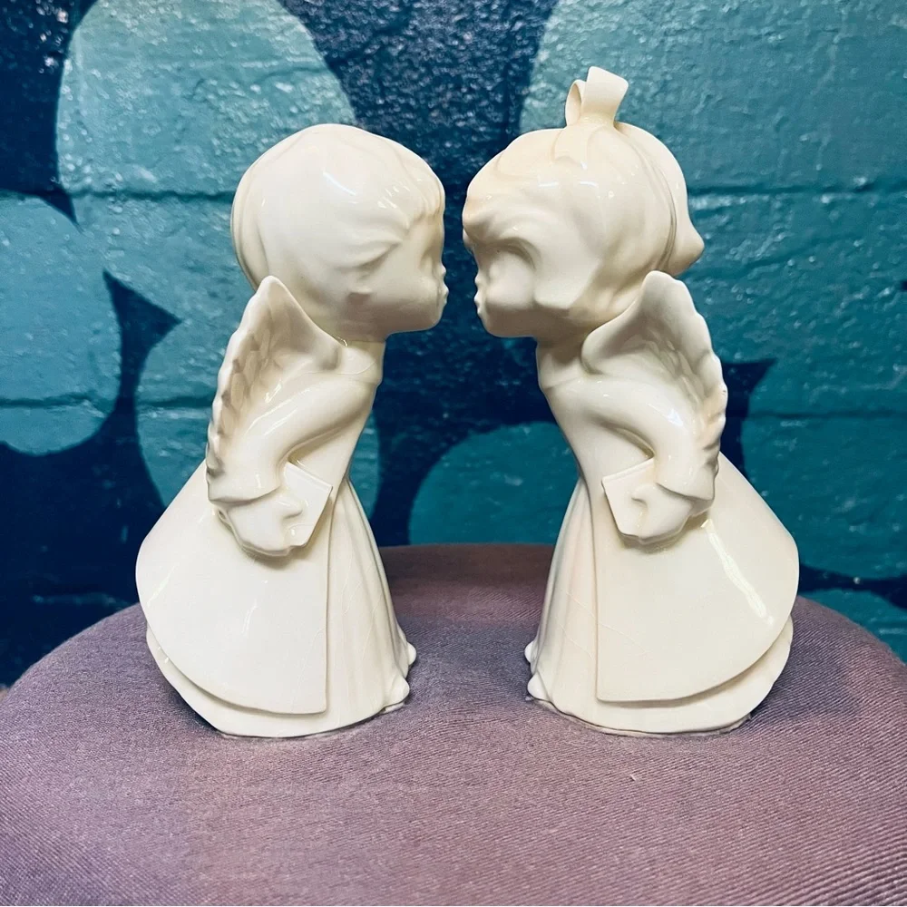 Christmas Mid Century Porcelain Kissing Angels - Picture 1 of 5